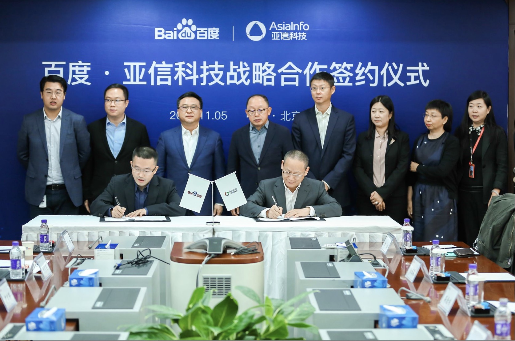 现场签约照.jpg 现场签约照.jpg